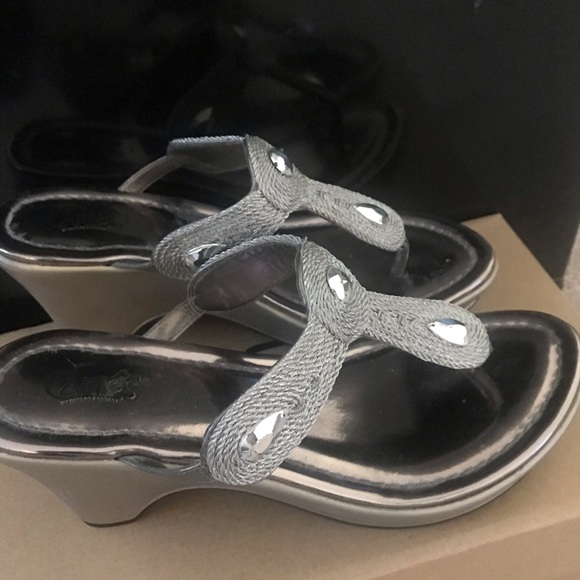 Sandals - Picture 1 of 2